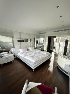 a large bedroom with a large bed and a television at Kiralık Daire - Ritz Carlton Residance Süzer Plaza'da Eşyalı Manzaralı in Istanbul