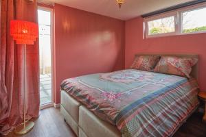 1 dormitorio con cama y ventana en Lacuna VITA, en Lanaken