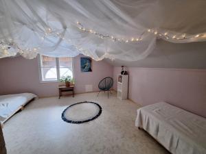 Charming Studio-Perfect Getaway في Nummistenkylä: غرفة نوم بسريرين وسقف مع انارة
