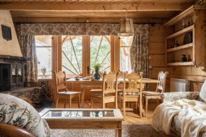 a living room with a table and chairs and a dining room at Sweet Home Sweet APARTZAKOP in Kościelisko