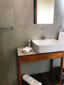 uma casa de banho com um lavatório branco e um espelho. em Kunsvilla em Durbanville