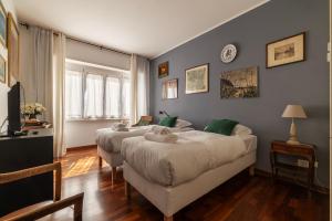 2 łóżka w pokoju z niebieskimi ścianami w obiekcie Cipro Apartment with balconies w Rzymie