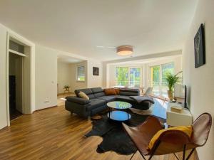 a living room with a couch and a table at ***Gemütliches Apartment im Zentrum-West*** in Leipzig