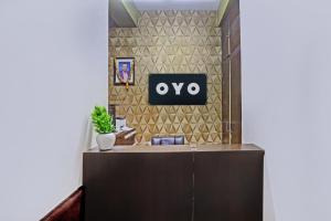 uma casa de banho com uma placa de ovo numa parede em OYO Aarshi Palace em Cuttack