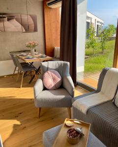 Zona d'estar a Paradies in den Südsteirischen Weinbergen: Bezauberndes Apartment mit Terrasse, Infinity Pool-Zugang, Sauna und Fitnessbereich!