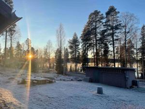 um edifício num campo com neve e árvores em In the nature em Boden