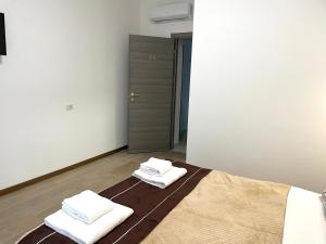 Postel nebo postele na pokoji v ubytování FIERA ROOMS + 37 fotografií