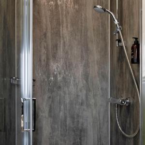 eine Dusche mit Duschkopf im Bad in der Unterkunft Sandcliff Guest House in Cromer