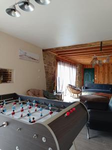 una sala de estar con una gran mesa de billar en Le gîte Le Marillet en Thorigny