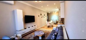 sala de estar con sofá y TV en Khujand en Khujand