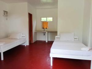 Tempat tidur dalam kamar di Bayay ni Nanay Bed & Breakfast in Magpupungko Beach Road