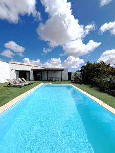a swimming pool in front of a house at casa verde in Lajares