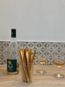 eine Flasche Wein und zwei Gläser Wein in der Unterkunft Villa Maya 5 - Aglandau - AVIGNON - CLIM - WIFI in Avignon