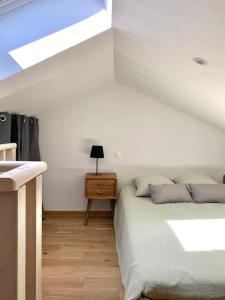 ein Schlafzimmer mit einem Bett und einem Tisch mit einer Lampe in der Unterkunft Villa Maya 5 - Aglandau - AVIGNON - CLIM - WIFI in Avignon