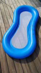 Weyhe的住宿－Hausboot La Mare Sonja，蓝色塑料管,坐在木地板上