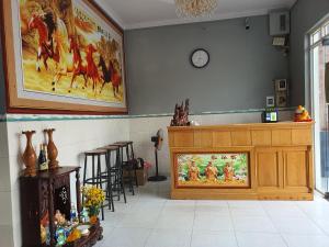 ein Wohnzimmer mit einem großen Holzschrank und einem Tisch in der Unterkunft Hotel ĐUC THANH VINH in Củ Chi