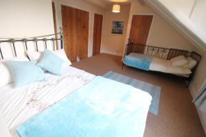 A bed or beds in a room at Priory Cottage 