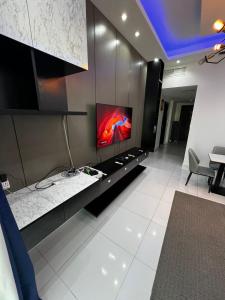 โทรทัศน์และ/หรือระบบความบันเทิงของ 1BHK Serviced Luxury Apartment with Kids Room