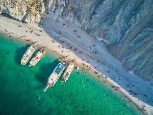 un grupo de personas en una playa con barcos en Frina's House Skiathos, en Skiathos