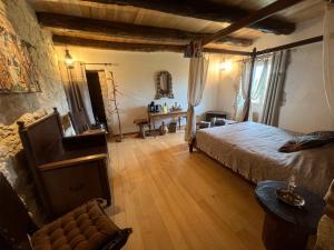 - une chambre avec un lit et une table dans l'établissement Le Relais des Chevaliers " Chambre des Chevaliers", à Cordes-sur-Ciel