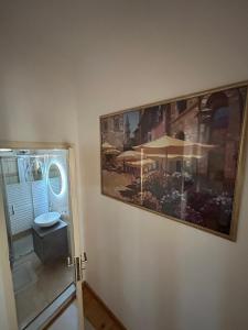 obraz wiszący na ścianie obok łazienki w obiekcie Sofias Home w Chanii