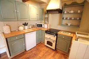 A kitchen or kitchenette at Priory Cottage 