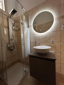 W łazience znajduje się umywalka oraz prysznic z lustrem. w obiekcie Sofias Home w Chanii