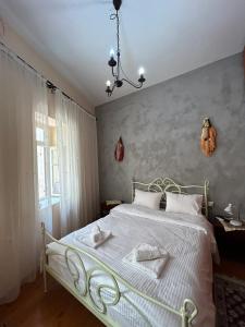 Sofias Home في مدينة خانيا: غرفة نوم بسرير ابيض عليها مناشف