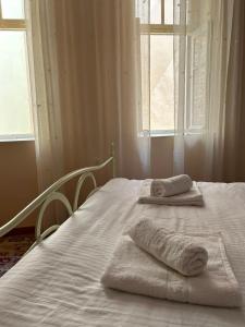 łóżko z ręcznikami i oknem w obiekcie Sofias Home w Chanii