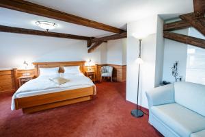 a bedroom with a bed and a couch at Rebers Pflug in Schwäbisch Hall