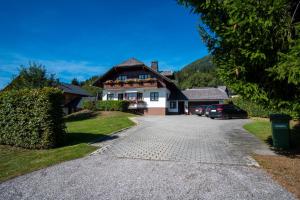 una casa con un coche aparcado en una entrada en Ferienwohnung Angerer, en Bad Mitterndorf