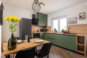 Kuchyň nebo kuchyňský kout v ubytování Green Nest, ground floor apt with private garden & garage - NEW IN 2024!