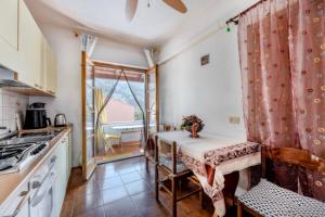 a kitchen with a table and a window at La Margherita alla Zanca - Goelba in Zanca