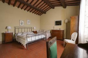 1 dormitorio con cama, escritorio y silla en Villa Canavetro, en Palaia