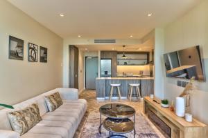 ケープタウンにあるForeshore place 1510 one bedroom apartmentのソファとテーブルのあるリビングルーム