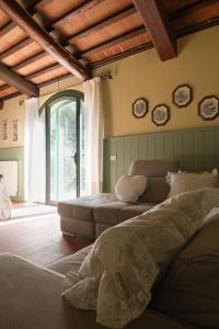 - une chambre avec un lit, un canapé et une fenêtre dans l'établissement Villa Canavetro, à Palaia