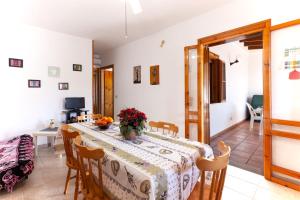 cocina y comedor con mesa y sillas en Villetta Roma With Fancy Garden - Happy Rentals, en Melendugno