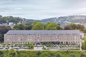 um grande edifício com um parque em frente em Hotel Verviers Van der Valk em Verviers