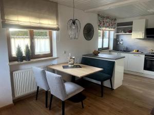 uma cozinha com mesa e cadeiras num quarto em Urlaub im Sonnendorf Burgberg em Burgberg