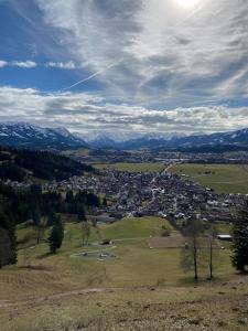 uma cidade numa colina com montanhas ao fundo em Urlaub im Sonnendorf Burgberg em Burgberg