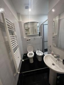 uma pequena casa de banho com WC e lavatório em Ambra em Génova