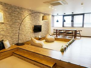een woonkamer met een dansvloer bij YOUR ROOM Kyomachi Vacation STAY 1321 in Kumamoto