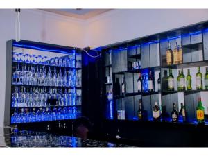 een bar met veel flessen alcohol aan de muur bij Boutique Hotel Rwanda in Kigali