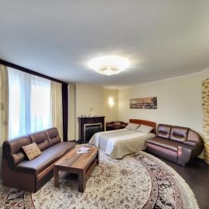 Pokój hotelowy z łóżkiem, kanapą i stołem w obiekcie Apartment on Hryshka Street w Kijowie