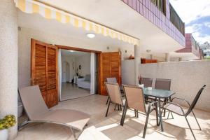 a patio with a table and chairs on a balcony at Apartamento cerca de la playa in Santiago del Teide