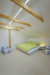 een slaapkamer met een bed en een kruis op het plafond bij Penzion Tsport in Wotitz