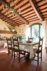 - une salle à manger avec une table et des chaises dans l'établissement Villa Canavetro, à Palaia