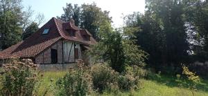 una casa vieja en medio de un campo en Bergerie du château, en Alette