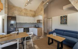 eine Küche und ein Wohnzimmer mit einem blauen Sofa in der Unterkunft Charming villa Viliska with heated pool in Sveti Filip i Jakov