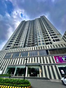 a tall building with a car parked in front of it at Kaida Apartment (凯达公寓酒店) in Bắc Ninh